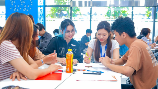 Đại học CMC tổ chức hội thảo “Trải nghiệm khách hàng: Chạm là Trúng”