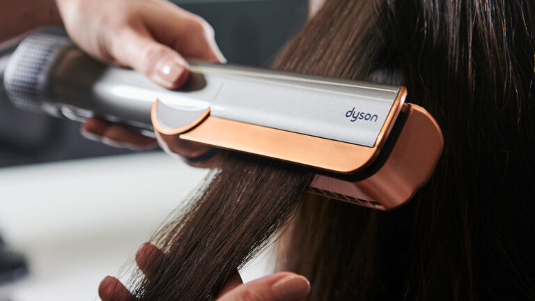 Máy sấy duỗi tóc Dyson AirstraitTM chính thức có mặt tại Việt Nam