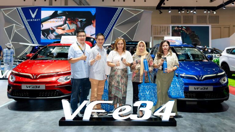 VinFast bàn giao lô SUV điện VF e34 đầu tiên tại Indonesia