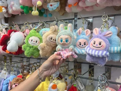 Labubu là gì? Vì sao giới trẻ mê mẩn món đồ chơi này