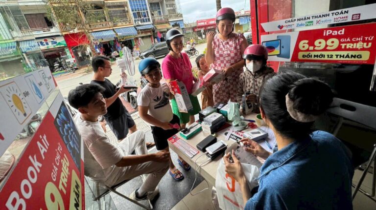 FPT Shop triển khai điểm sạc miễn phí cho người dân vùng bão