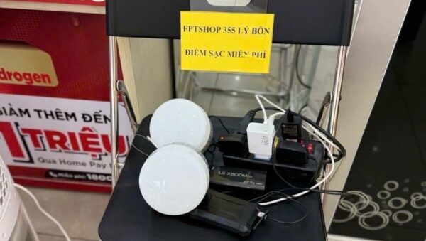 FPT Shop triển khai điểm sạc miễn phí cho người dân vùng bão