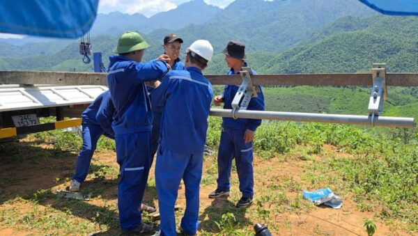 VNPT khẩn trương lắp đặt trạm phát sóng VinaPhone phục vụ khu tái định cư của bà con Làng Nủ