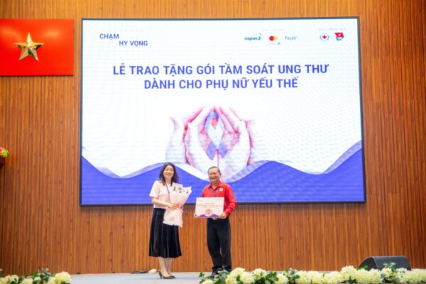 Napas và Mastercard trao 2.010 suất tầm soát ung thư và tổ chức “gian hàng 0 đồng” cho phụ nữ khó khăn