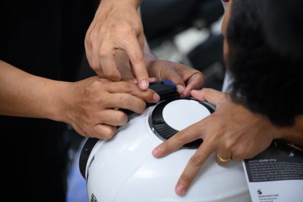 HTCamera phối hợp cùng Cardo Systems ra mắt Packtalk Pro - Tai nghe cao cấp dành cho biker