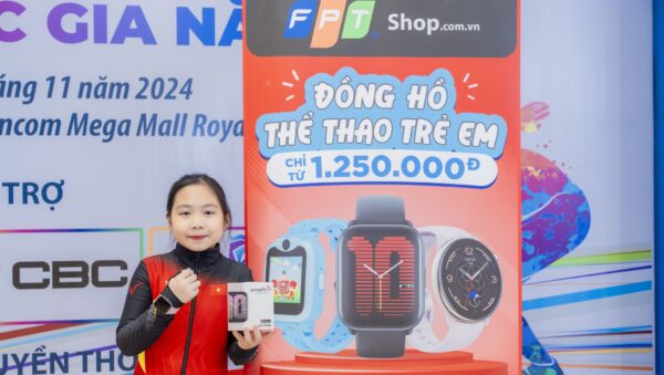 FPT Shop trao thưởng nóng cho vận động viên trượt băng nhí Nguyễn Hoàng Bảo Chi