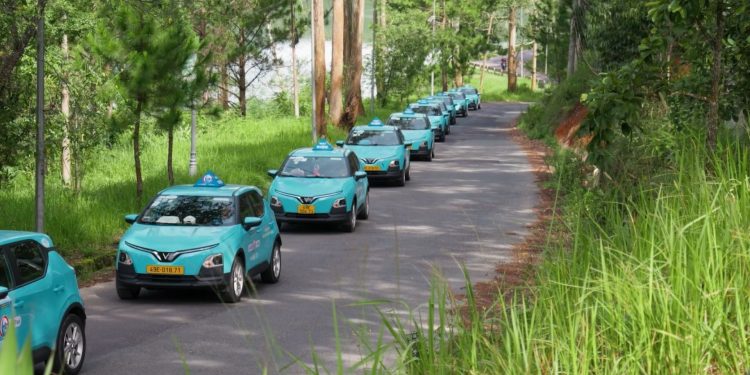 Lado chuyển đổi thành hãng taxi thuần điện