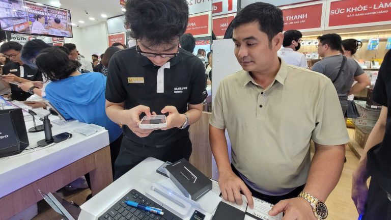 Đông đảo khách nhận Galaxy S25 tại Di Động Việt ngay trong đêm trả hàng và mở bán