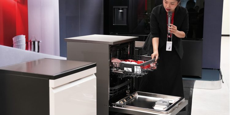 Máy rửa bát LG QuadWash TrueSteam bổ sung thêm màu bạc