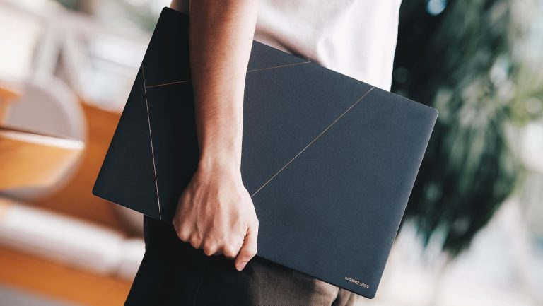 ASUS ra mắt laptop AI 16-inch mỏng nhẹ trang bị chip AMD