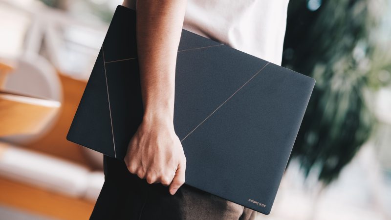 ASUS ra mắt laptop AI 16-inch mỏng nhẹ trang bị chip AMD