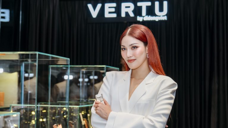 Siêu mẫu Lan Khuê là đại sứ thương hiệu điện thoại Vertu tại Việt Nam