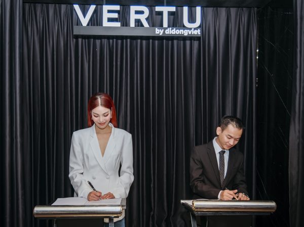 Siêu mẫu Lan Khuê là đại sứ thương hiệu điện thoại Vertu tại Việt Nam