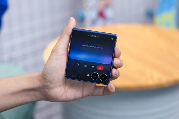 Samsung Galaxy Z Flip7: Điện thoại AI nhỏ gọn với màn hình FlexWindow tràn viền thế hệ mới