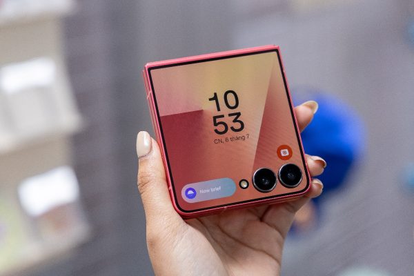 Samsung Galaxy Z Flip7: Điện thoại AI nhỏ gọn với màn hình FlexWindow tràn viền thế hệ mới