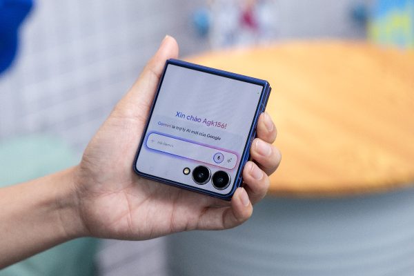Samsung Galaxy Z Flip7: Điện thoại AI nhỏ gọn với màn hình FlexWindow tràn viền thế hệ mới