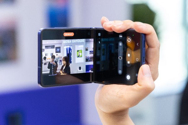 Samsung Galaxy Z Flip7: Điện thoại AI nhỏ gọn với màn hình FlexWindow tràn viền thế hệ mới