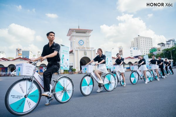 Trải nghiệm smartphone siêu bền HONOR X6c, “sạc pin tâm hồn” giữa lòng thành phố