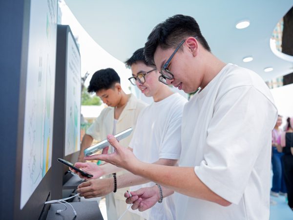 Trải nghiệm smartphone siêu bền HONOR X6c, “sạc pin tâm hồn” giữa lòng thành phố