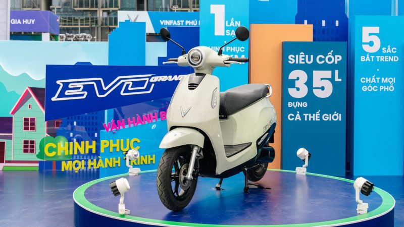 VinFast bảo hành chính hãng 6 năm cho xe – 8 năm cho pin xe máy điện