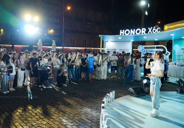 Trải nghiệm smartphone siêu bền HONOR X6c, “sạc pin tâm hồn” giữa lòng thành phố