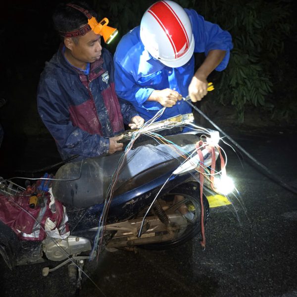 Chung tay cùng miền Trung – Tây Nguyên vượt lũ, VinaPhone cấp tốc hỗ trợ liên lạc