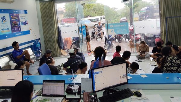 Chung tay cùng miền Trung – Tây Nguyên vượt lũ, VinaPhone cấp tốc hỗ trợ liên lạc