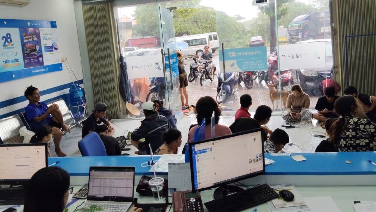 Chung tay cùng miền Trung – Tây Nguyên vượt lũ, VinaPhone cấp tốc hỗ trợ liên lạc