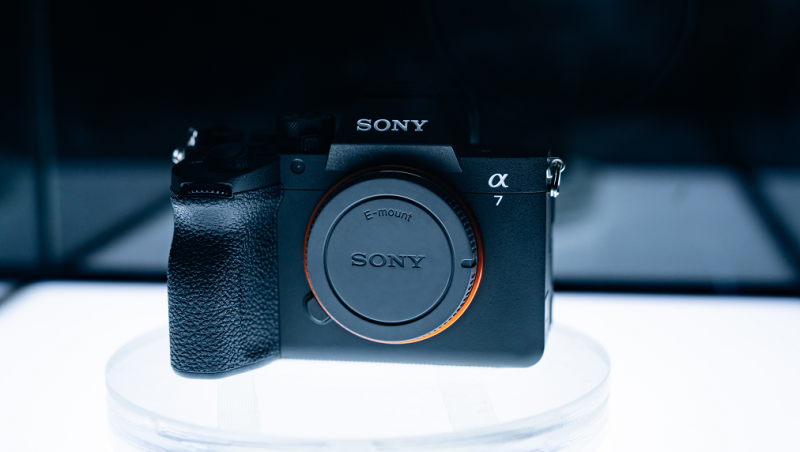 Sony ra mắt máy ảnh Alpha 7 V, mở ra kỷ nguyên hybrid full-frame mới với AI vượt trội