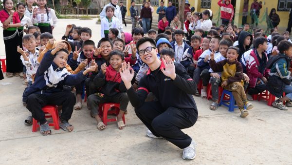 FPT Shop chung tay cùng bộ đội biên phòng mang công nghệ đến học sinh Mường Lạn