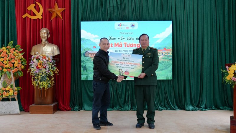 FPT Shop chung tay cùng bộ đội biên phòng mang công nghệ đến học sinh Mường Lạn