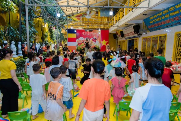 Tri ân khách hàng thân thiết, mạng di động FPT trao xe VinFast VF3 nhân dịp tròn 2 tuổi Tri ân khách hàng thân thiết, mạng di động FPT trao xe VinFast VF3 nhân dịp tròn 2 tuổi