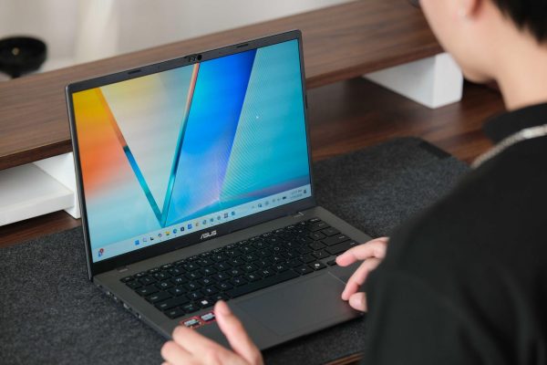 Đánh giá ASUS Zenbook 14 (UM3406GA) và ASUS Vivobook S14 (M3407GA): Bộ đôi laptop Ryzen AI 400 Series đầu tiên tại Việt Nam, mỏng nhẹ, pin lâu Đánh giá ASUS Zenbook 14 (UM3406GA) và ASUS Vivobook S14 (M3407GA): Bộ đôi laptop Ryzen AI 400 Series đầu tiên tại Việt Nam, mỏng nhẹ, pin lâu