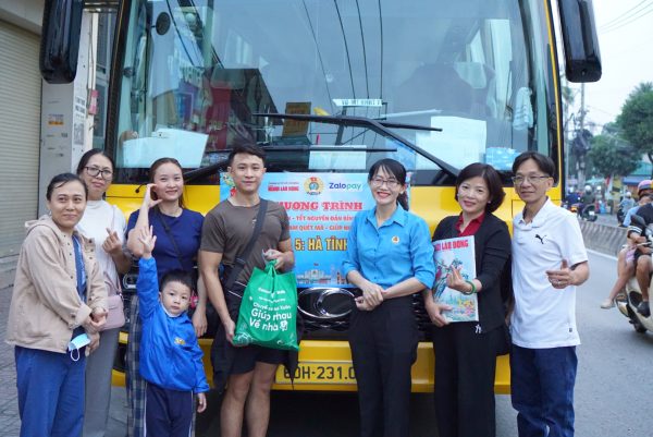 Chuyến xe "Giúp nhau về nhà" mùa 2 trao gần 500 vé Tết đến người lao động Chuyến xe "Giúp nhau về nhà" mùa 2 trao gần 500 vé Tết đến người lao động