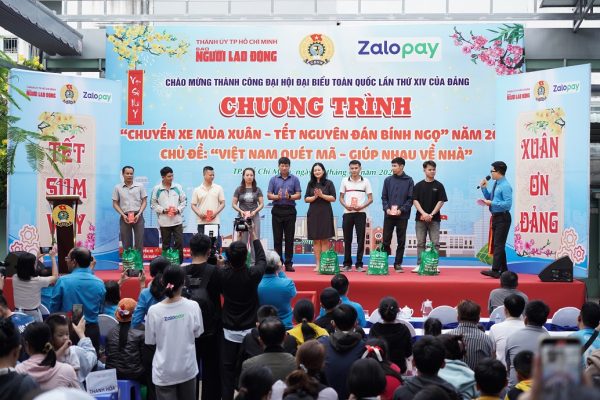 Chuyến xe "Giúp nhau về nhà" mùa 2 trao gần 500 vé Tết đến người lao động Chuyến xe "Giúp nhau về nhà" mùa 2 trao gần 500 vé Tết đến người lao động