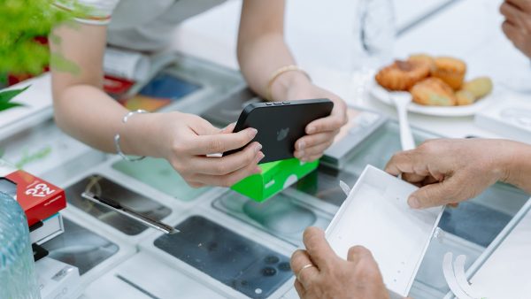 Di Động Việt mở bán iPhone 17e với loạt ưu đãi, hướng đến người dùng trẻ