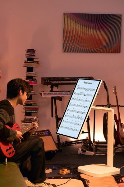 LG giới thiệu Smart Monitor Swing: Màn hình cảm ứng tích hợp chân đế di chuyển độc đáo