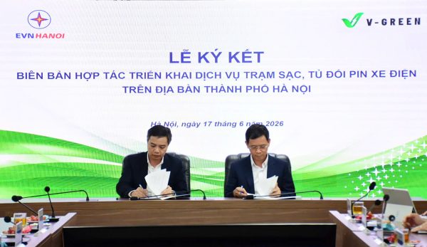 V-Green hợp tác EVNHANOI triển khai 10.000 tủ đổi pin xe máy điện