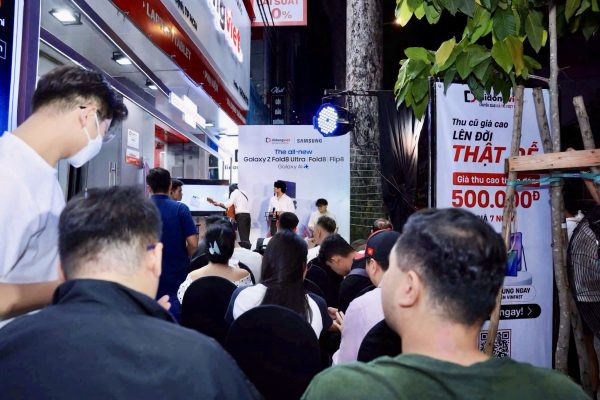 Di Động Việt chính thức mở bán Galaxy gập mới, giảm giá đến 12 triệu đồng Di Động Việt chính thức mở bán Galaxy gập mới, giảm giá đến 12 triệu đồng