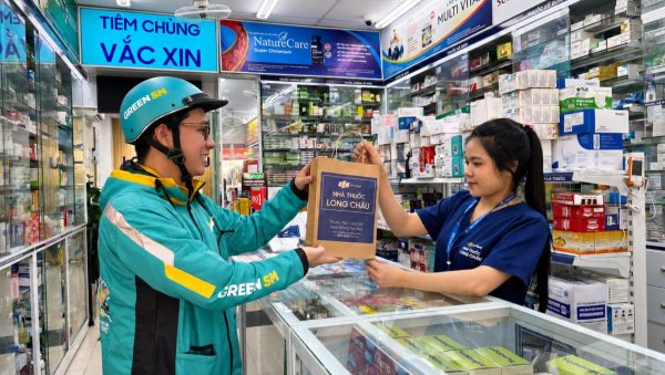 Green SM và Long Châu triển khai giao hàng bằng xe máy điện tại hơn 1.500 nhà thuốc