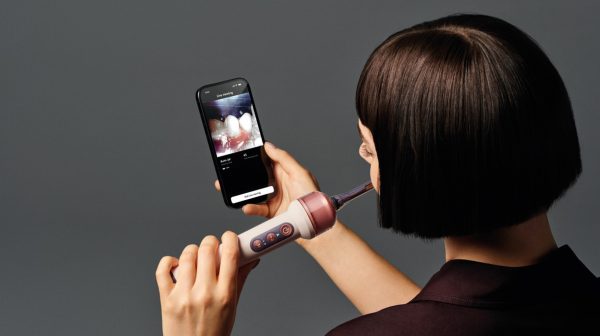 Dyson CameraJet: Bàn chải đánh răng tích hợp camera, phát hiện kẽ răng và làm sạch bằng tia nước