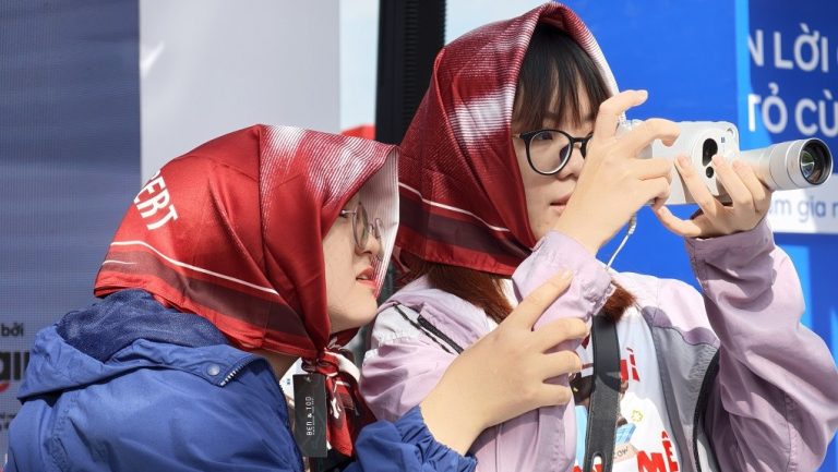 vivo X500 Series trình diễn khả năng quay chụp với camera ZEISS tại concert Anh Trai Vượt Ngàn Chông Gai 2026